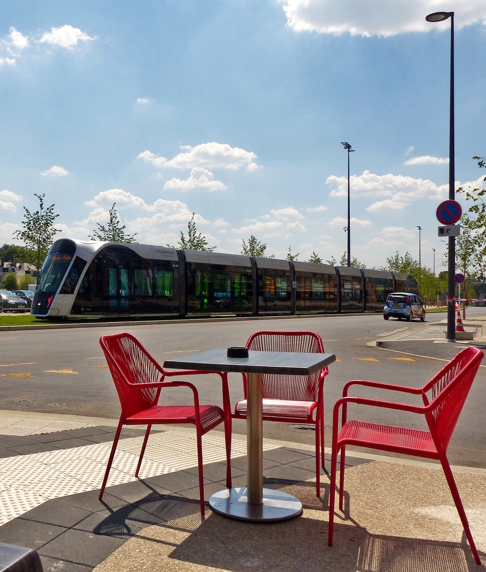 Summerfeeling in Luxembourg-Ville - Was gibt es Schneres als gemtlich auf einer Terrasse zu sitzen und die vorbeifahrenden Straenbahnen zu fotografieren und sei es auch im Gegenlicht. ;-) Ein LUXTRAM S.A. CAF Urbos fhrt am 27.07.2018 auf dem neuen Teilstck zwischen den Haltestellen Theater und Faencerie durch die Alle Scheffer in Luxembourg-Ville. (Jeanny)