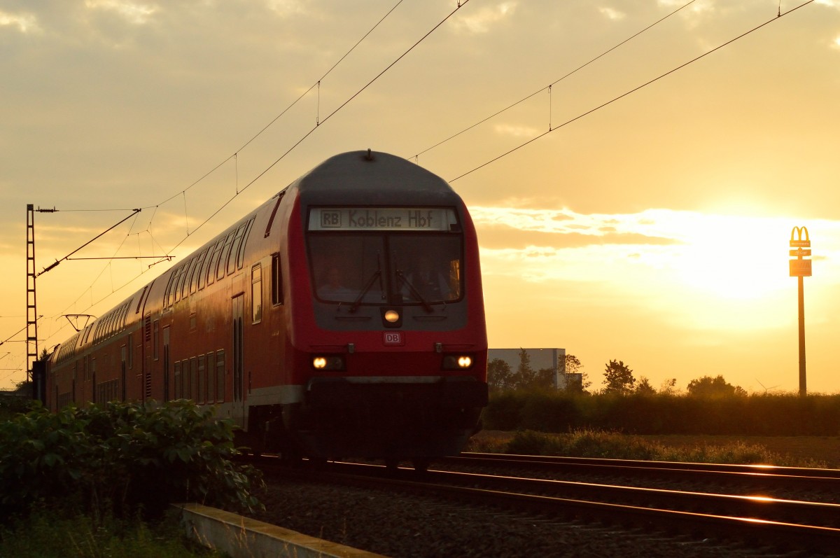 Sundown! Die Sonne geht am Abend des 15.9.2014 schon unter, als ein RB 27 Zug nach Koblenz steuerwagenvoraus am Fotografen vorbei kommt. 