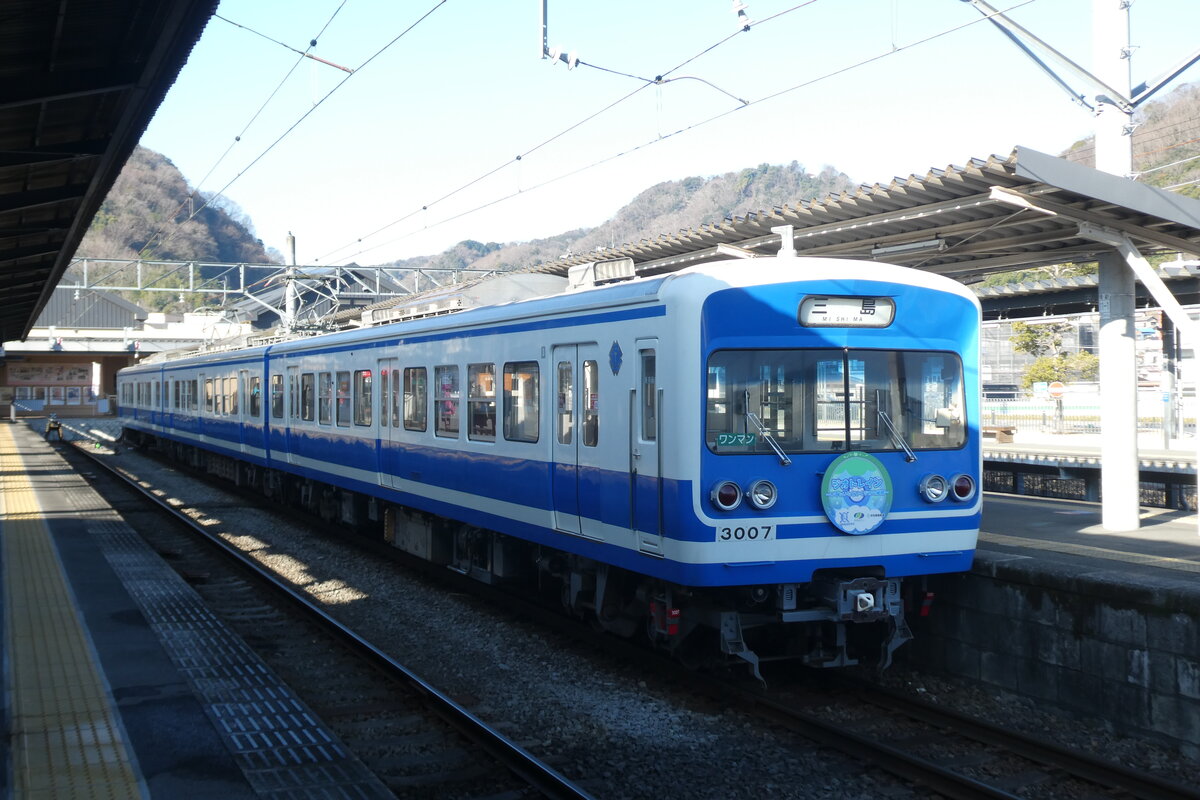 Sunzu Linie Nahverkehrszug mit IZUHAKONE RAILWAY Serie 3000, am bahnhof Shuzenji. 12.02.2024