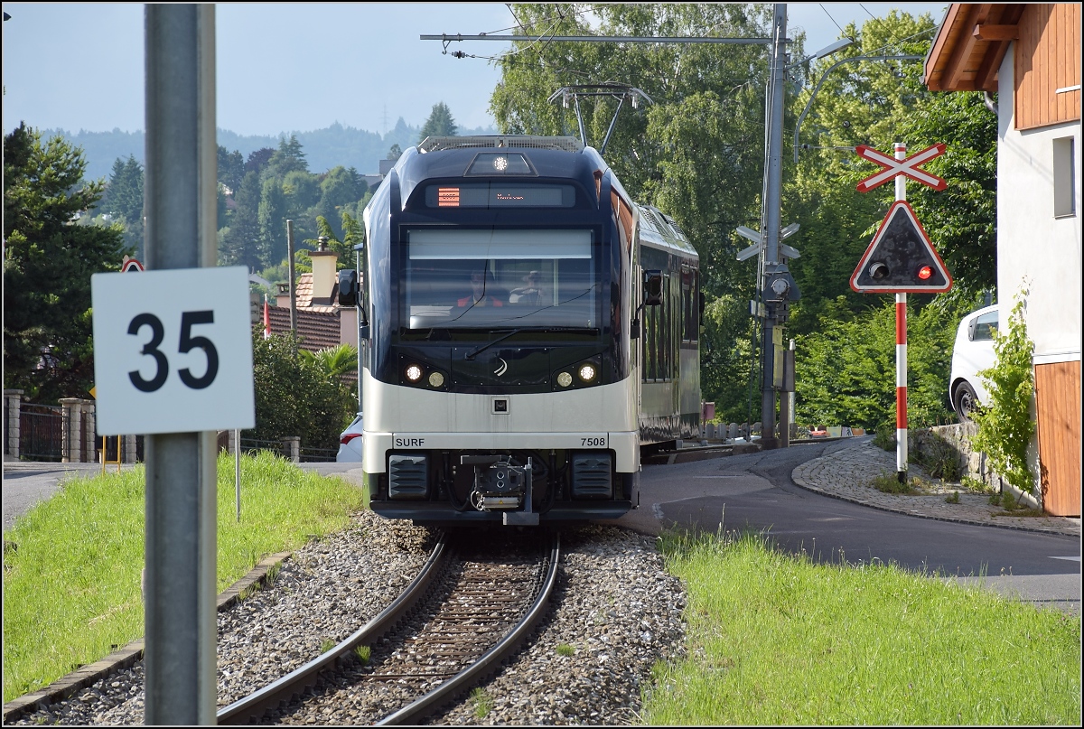 Surf heissen die noch relativ neuen Fahrzeuge der MVR. Surf 7508 verlässt den kaum erkennbaren Haltepunkt in Planchamp. Wenn man die Windungen der Strecke sieht, dann kann man sich fast einen surfenden Zug vorstellen. Juni 2017.