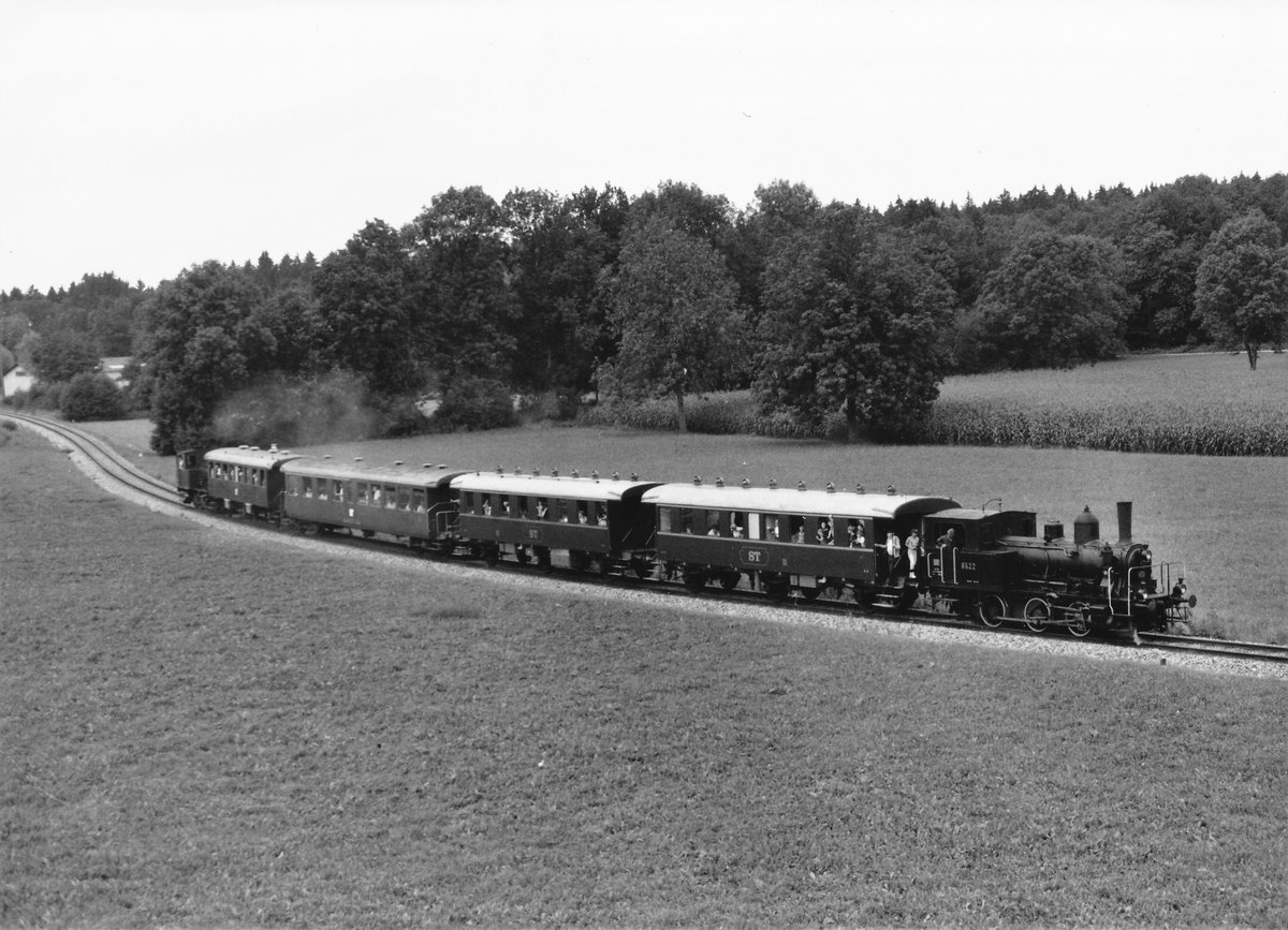 Sursee-Triengen-Bahn/ST.
Schwerer Dampfpendelzug mit den E 3/3 5 und E 3/3 8522 an beiden Enden auf der Fahrt von Sursee nach Triengen im September 1987.
Spezielle Beachtung gilt dieser romantischen und für Dampfzüge besonders geeigneten Strecke ohne Fahrleitung.
Foto: Walter Ruetsch