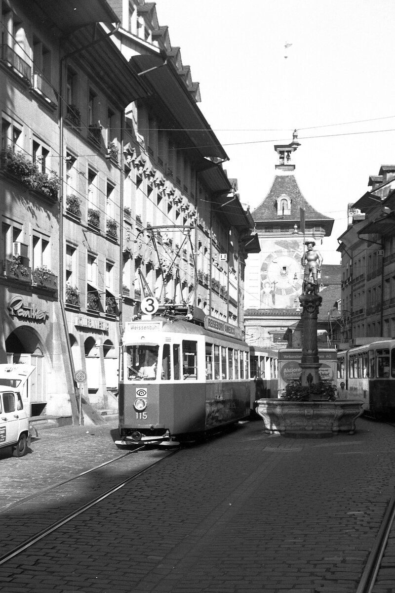SVB Tram Bern__Zug der Linie 3 nach Weissenbühl mit Tw 115 Be 4/4 von 1947/48 in der Marktgasse.__27-08-1976