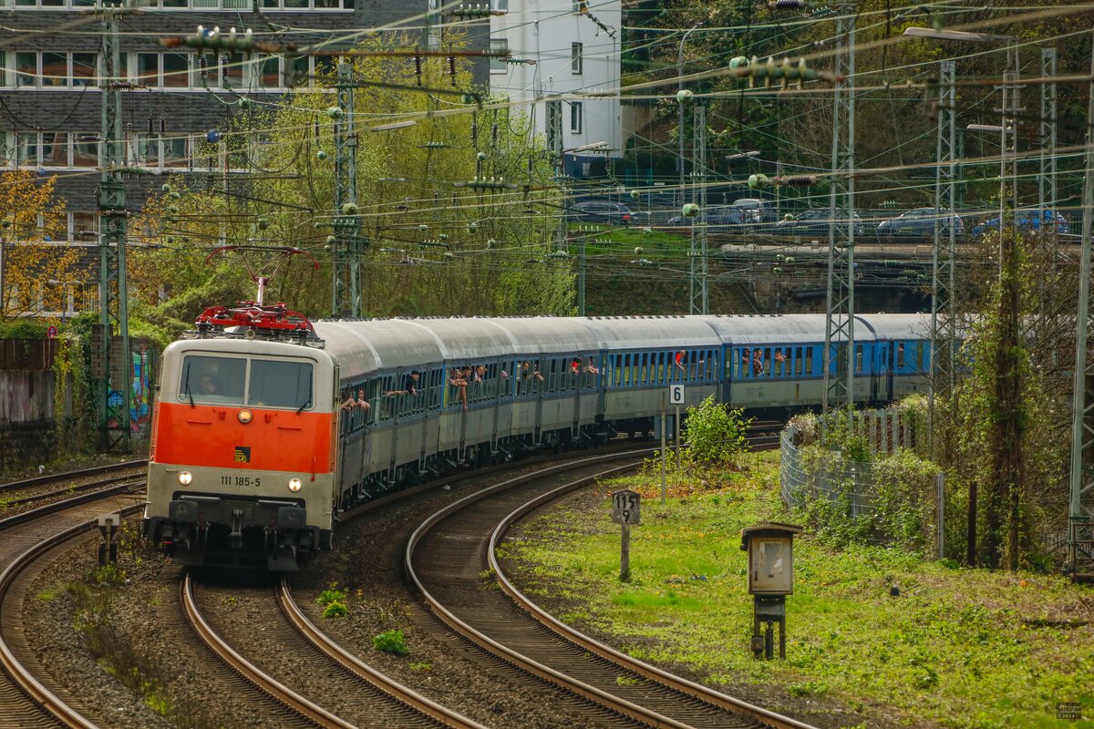 SVG 111 185-5 mit Fußballsonderzug aus Stuttgart nach Dortmund bei der Durchfahrt in Wuppertal, am 06.04.2024.