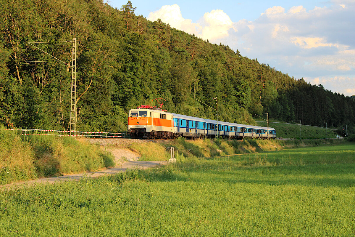SVG 111 185-5 zieht am Abend des 03.07.2022 den Freizeitexpress Bodensee II über die Gäubahn bei Dettingen in Richtung Stuttgart.