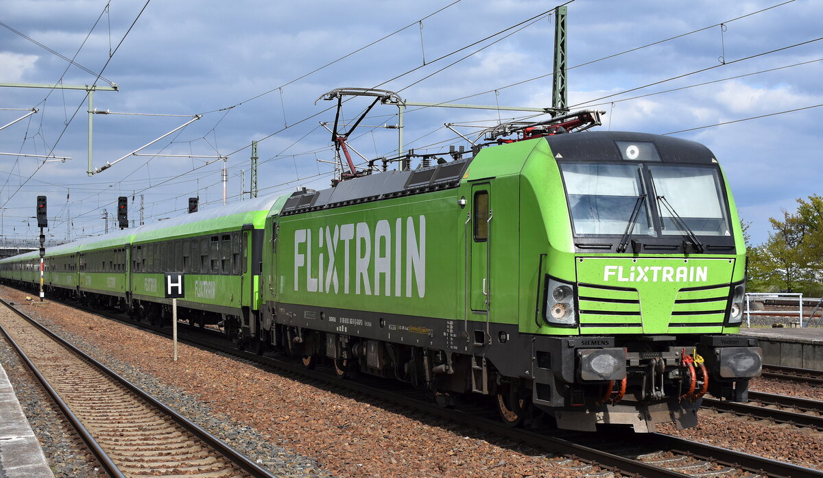 SVG - Schienenverkehrsgesellschaft mbH, Stuttgart [D] für Flixtrain mit der BRCE Vectron   X4 E - 862  [NVR-Nummer: 91 80 6193 862-0 D-DISPO] und Wagengarnitur am 23.04.24 Höhe Bahnhof Schönefeld bei Berlin.