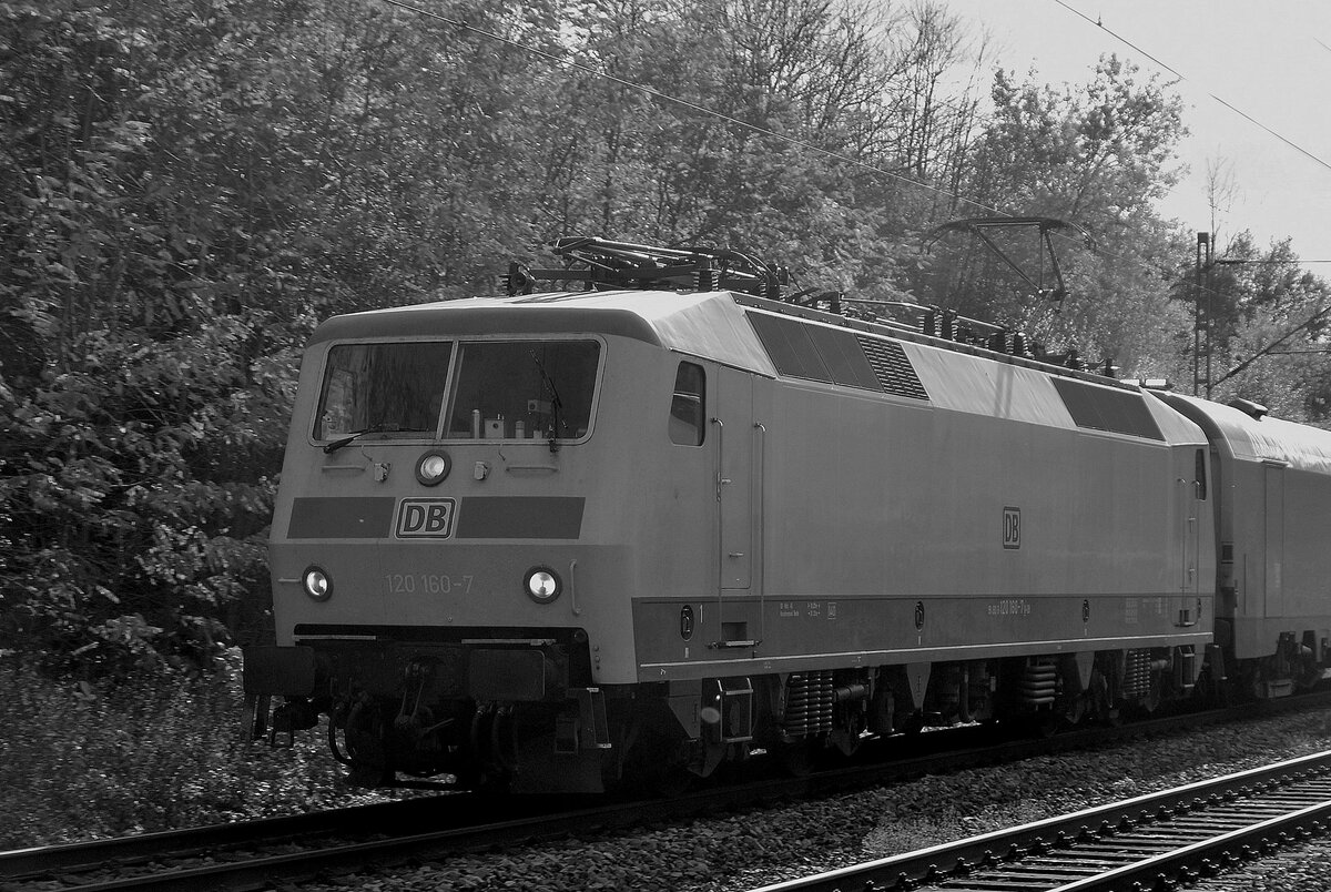 S/W Variante eines Bildes das von der 120 160-7 am 4.11.2020 gemacht wurde als sie mit einem Messzug durch Neckargerach gen Eberbach fuhr.