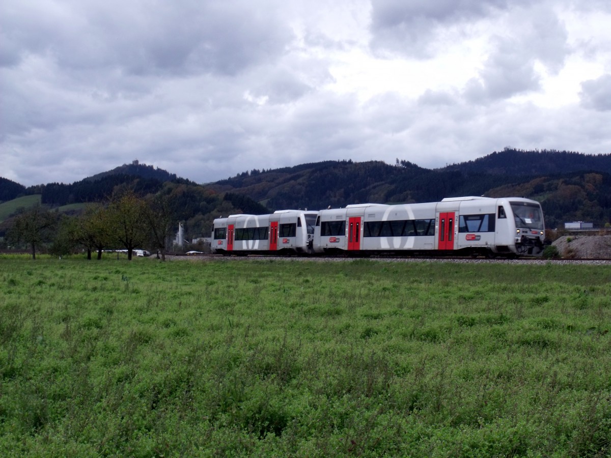 SWE 72218  mit VT 002 und 003 mit dem Schlerzug aus Offenburg bei Biberach auf dem Weg nach Oberharmersbach-Riersbach(02.11.2012)