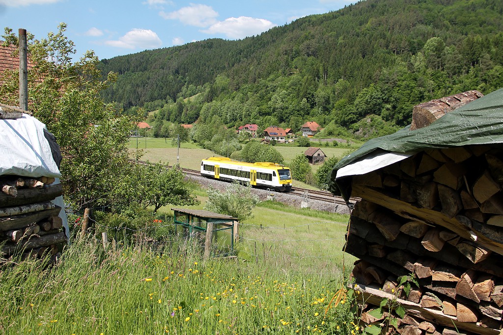 SWE 87395 mit VT 526 im neuen BaWü-Design auf dem Weg nach Hornberg unterhalb des Herrenberges (22.05.2015).