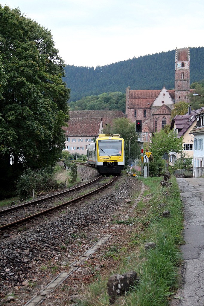 SWE 87501 mit VT 5xx  Landes-Design  und 527  Wolfach  in der Ortsdurchfahrt Alpirsbach am neuen ESig Alpirsbach (16.09.2015)