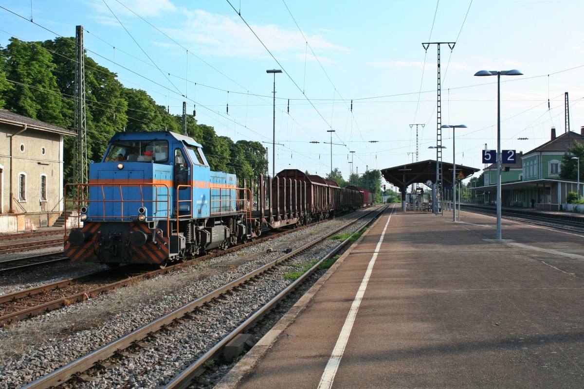 SWEG 575 002-7 mit der morgendlichen bergabe nach Neuenburg (Baden) am 25.07.13 bei der Einfahrt in den Bahnhof Mllheim (Baden).