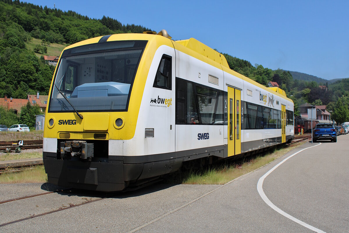 SWEG 650 587-8 steht in Ottenhöfen im Schwarzwald abgestellt. (29.05.2023)