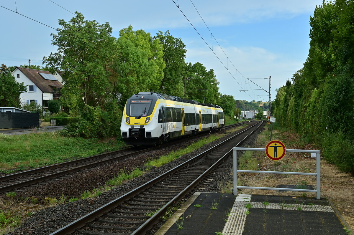 SWEG 8442 106 kommt durch Offenau als RE10a nach Mannheim gefahren, sein nächster Halt ist Mosbach Neckarelz, am Abend des 15.8.2022