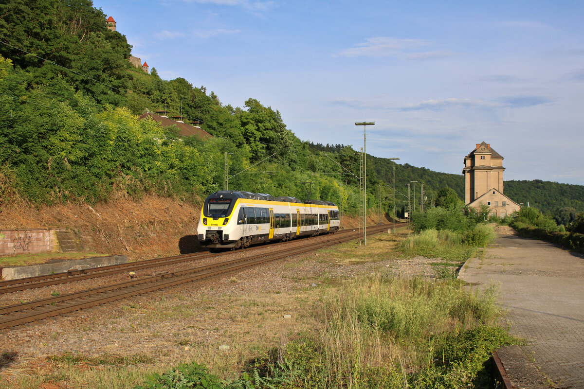 SWEG 8442 124 fährt als RE10a von Heilbronn nach Mannheim und erreicht hier gerade Neckarzimmern.