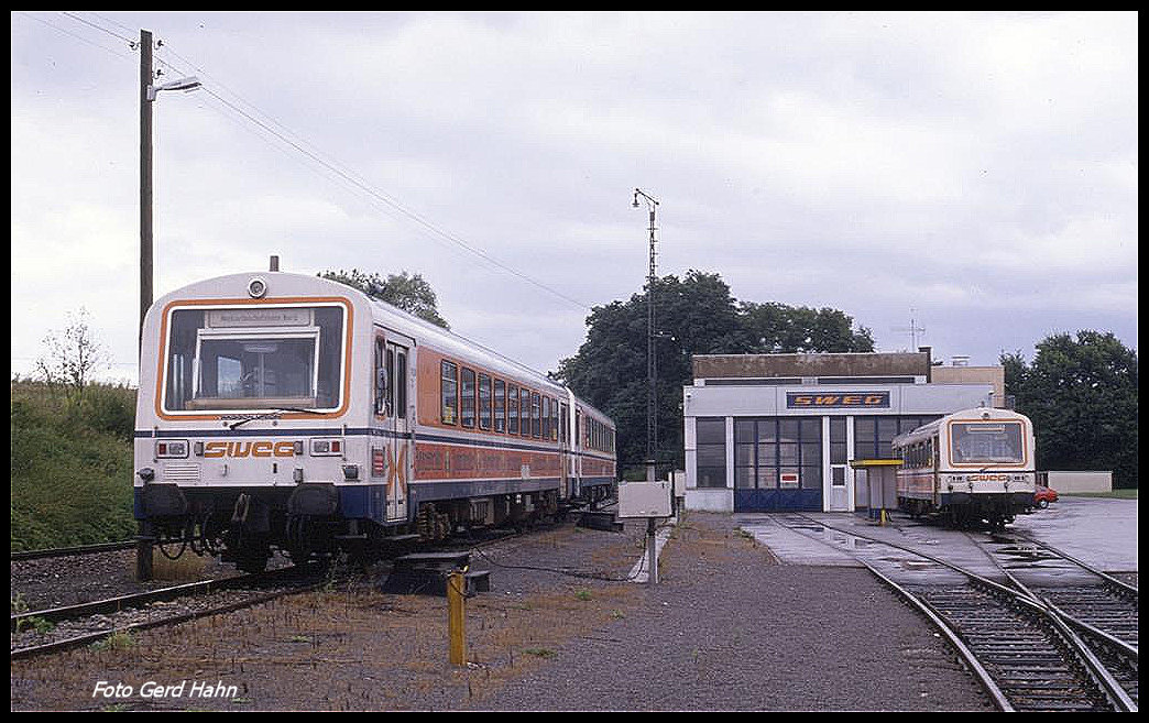 SWEG Depot Neckarbischofsheim am 12.8.1989: Links VS 204 und rechts VT 121