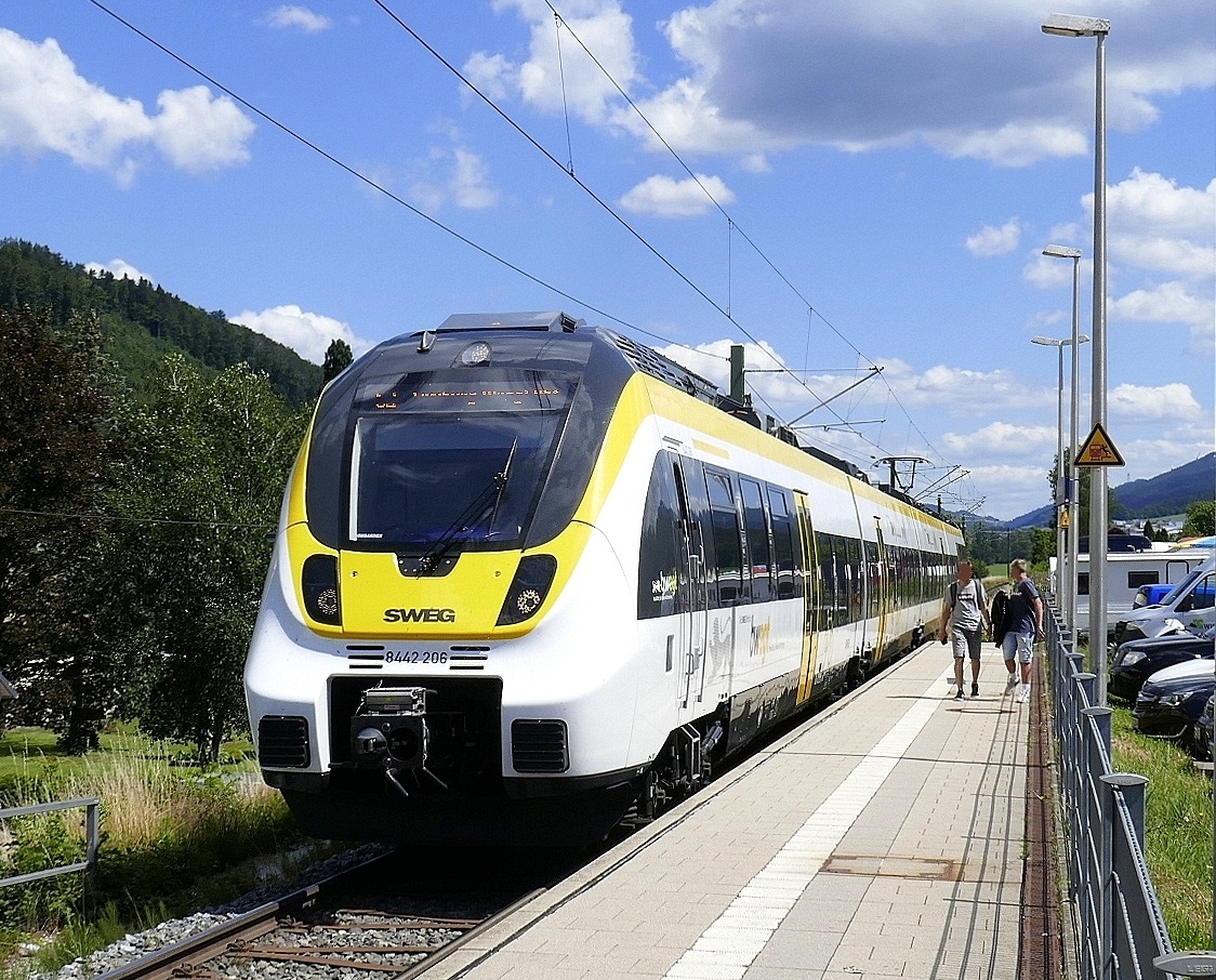 SWEG-Triebwagen 8442 206 der Elztalbahn auf dem Weg von Elzach nach Freiburg, hier bei der Einfahrt in den Bahnhof Oberwinden, Juli 2022