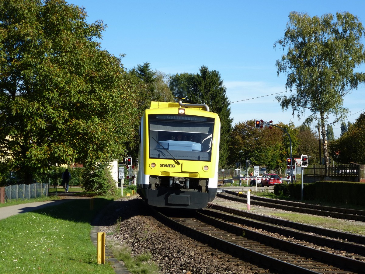 SWEG-Triebwagen von Eichstetten kommend bei der Einfahrt in den Btzinger Bahnhofsbereich, Okt.2014