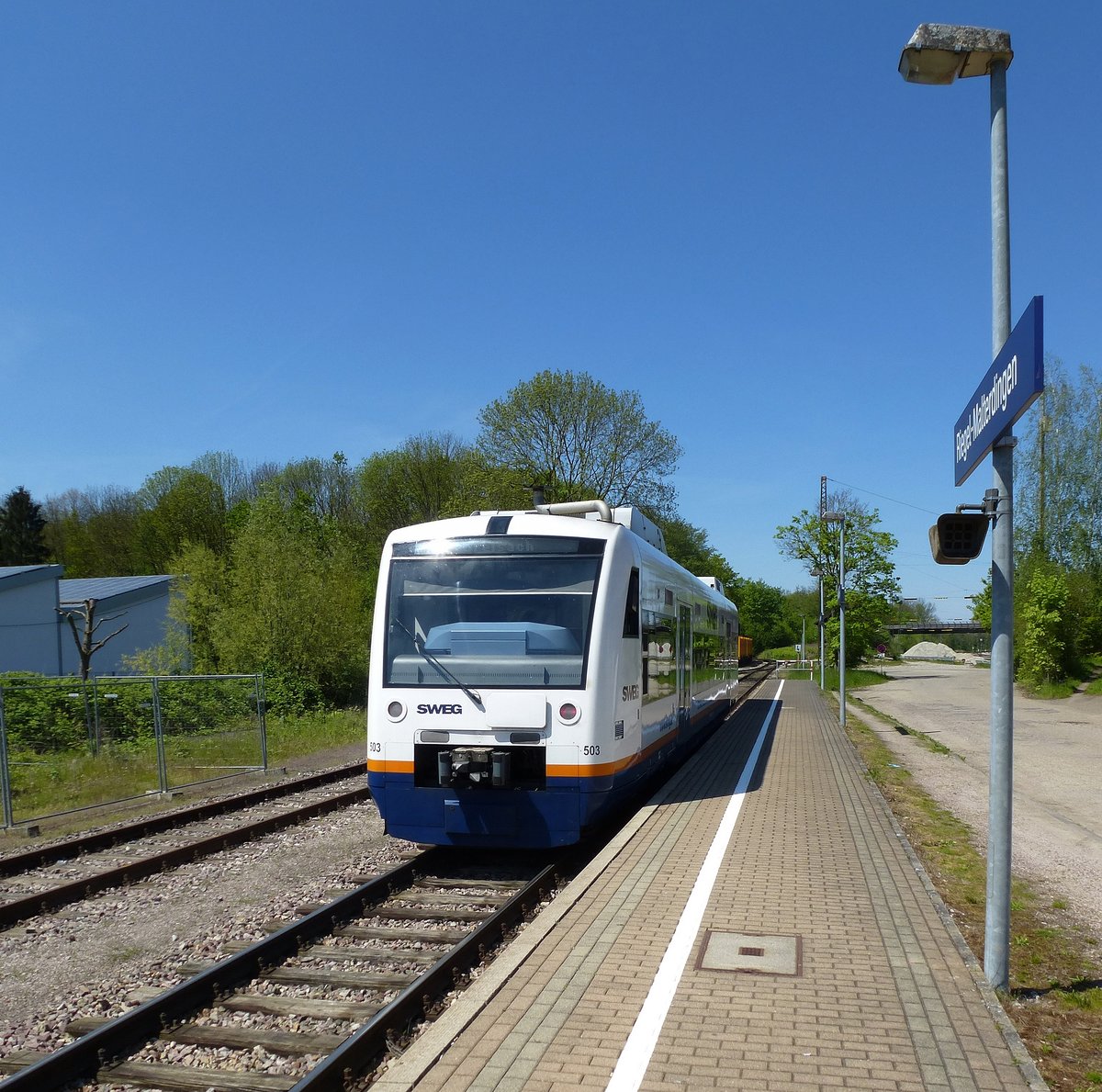 SWEG-Triebwagen verlt den Halt in Riegel-Malterdingen und fhrt ber Endingen am Kaiserstuhl nach Breisach am Rhein, Mai 2016