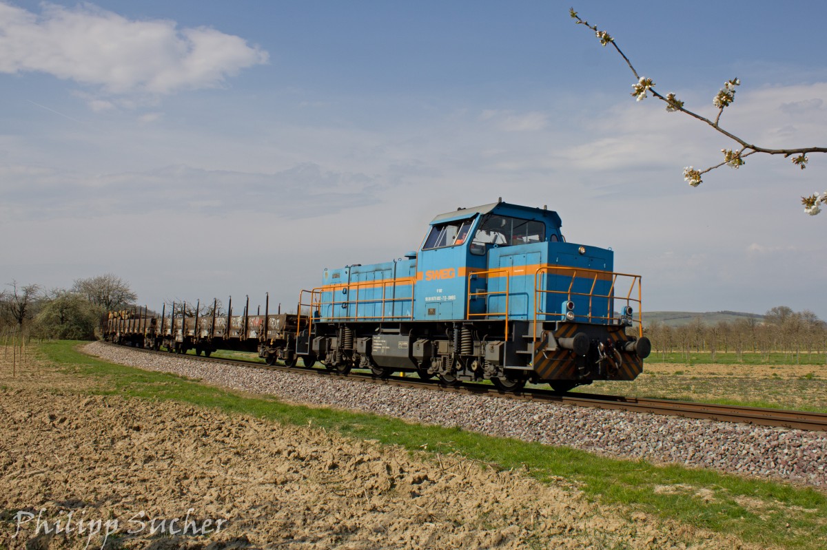SWEG V102 (Gmeinder D 75 BB, Fabriknr. 5647, Bj. 1985) am 21.03.2014 mit ihrer Übergabe bei Königschaffhausen. Der Güterzug auf der Kaiserstuhlbahn verkehrt Montag, Mittwoch und Freitag jeweils am Vormittag.