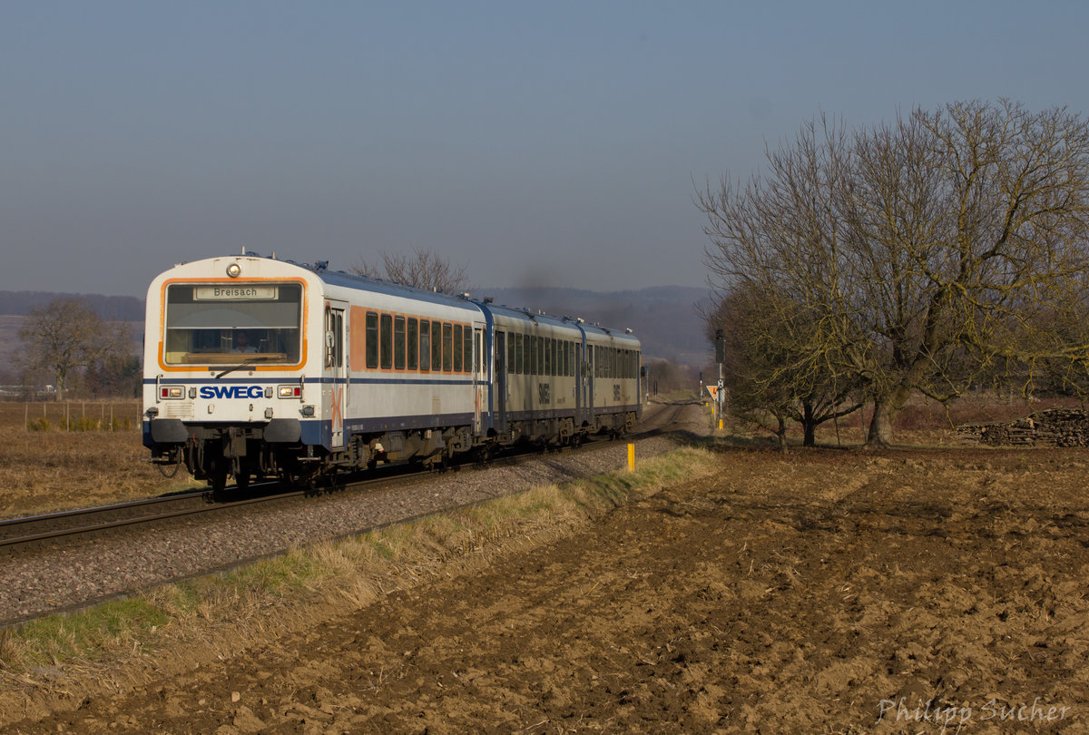 SWEG VS 204, VT 128 und 129 haben am 15.02.2017 auf dem Weg nach Breisach soeben den Bahnhof Riegel Ort verlassen.