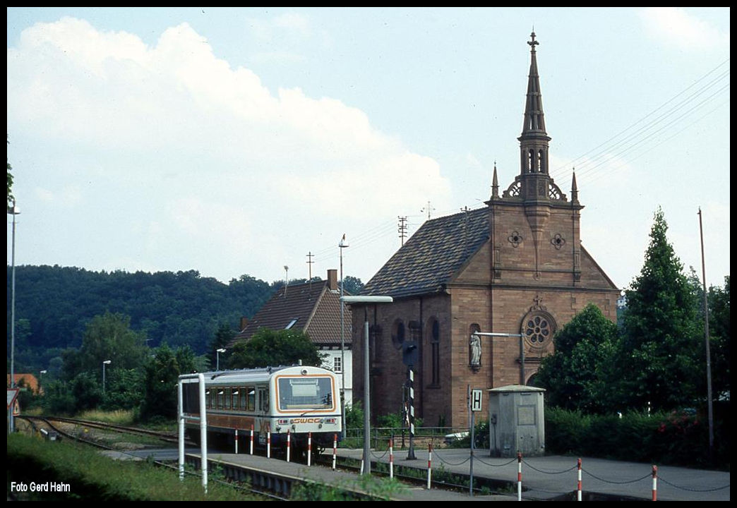 SWEG VT 121 als Zug 161 nach Meckesheim fährt hier am 10.7.1991 im Bahnhof Waibstadt um 15.53 Uhr ab.