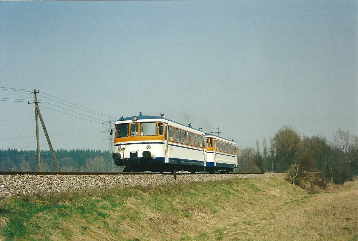 SWEG-VT 26 mit VS 145, von Hüffenhardt kommend, bei Neckarbischofsheim am 21.3.03.