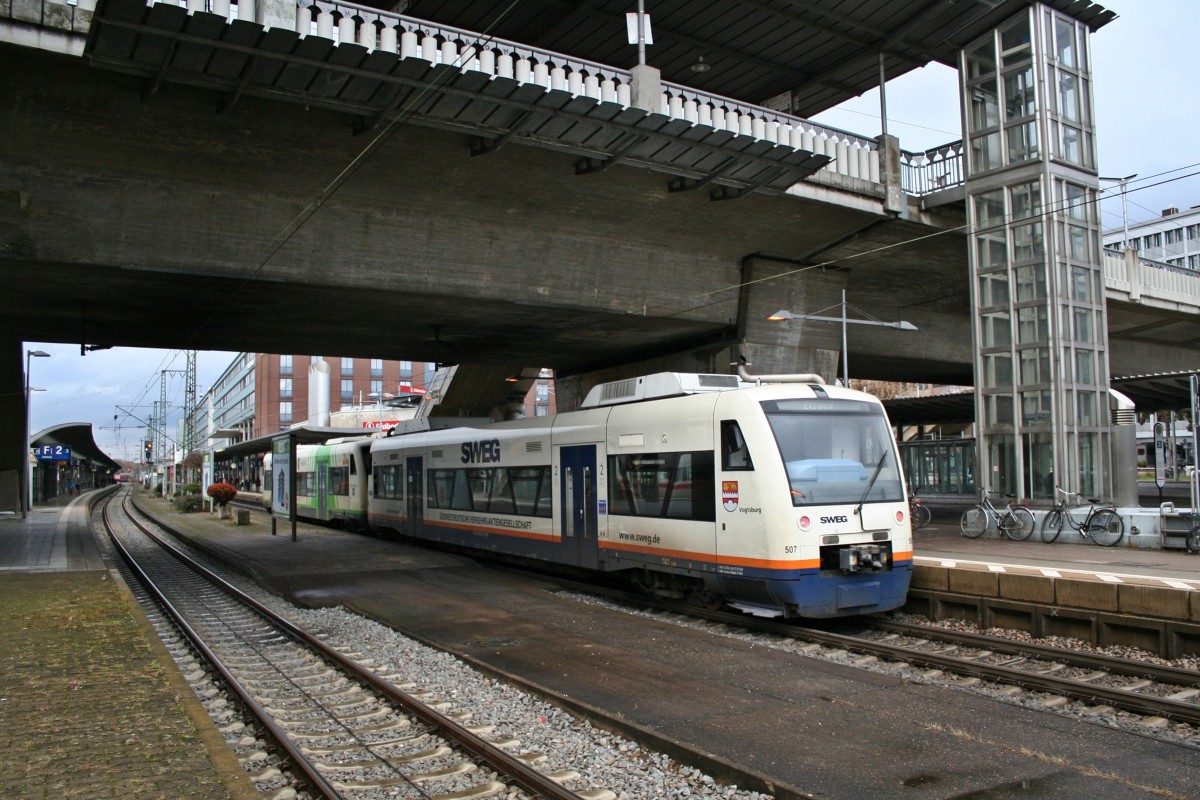 SWEG-VT 507 und BSB-VT 013 am Nachmittag des 14.12.13 bei der Bereitstellung auf Gleis 1 in Freiburg (Breisgau) Hbf. In K�rze geht es f�r die beiden RegioShuttles in Richtung Elzach los.