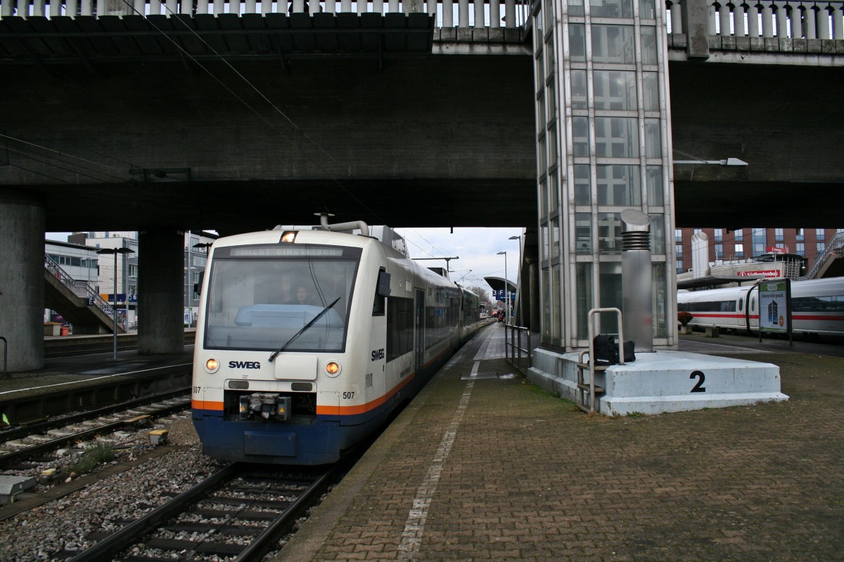 SWEG-VT507 zusammen mit dem BSB-VT 013 bei der Ausfahrt aus Freiburg (Breisgau) Hbf in Richtung Rangiergruppe.
Das Gespann kam gerade aus Elzach und wird wenig spter wieder auf Gleis 1 bereitgestellt.
Das Bild entstand am 14.12.13