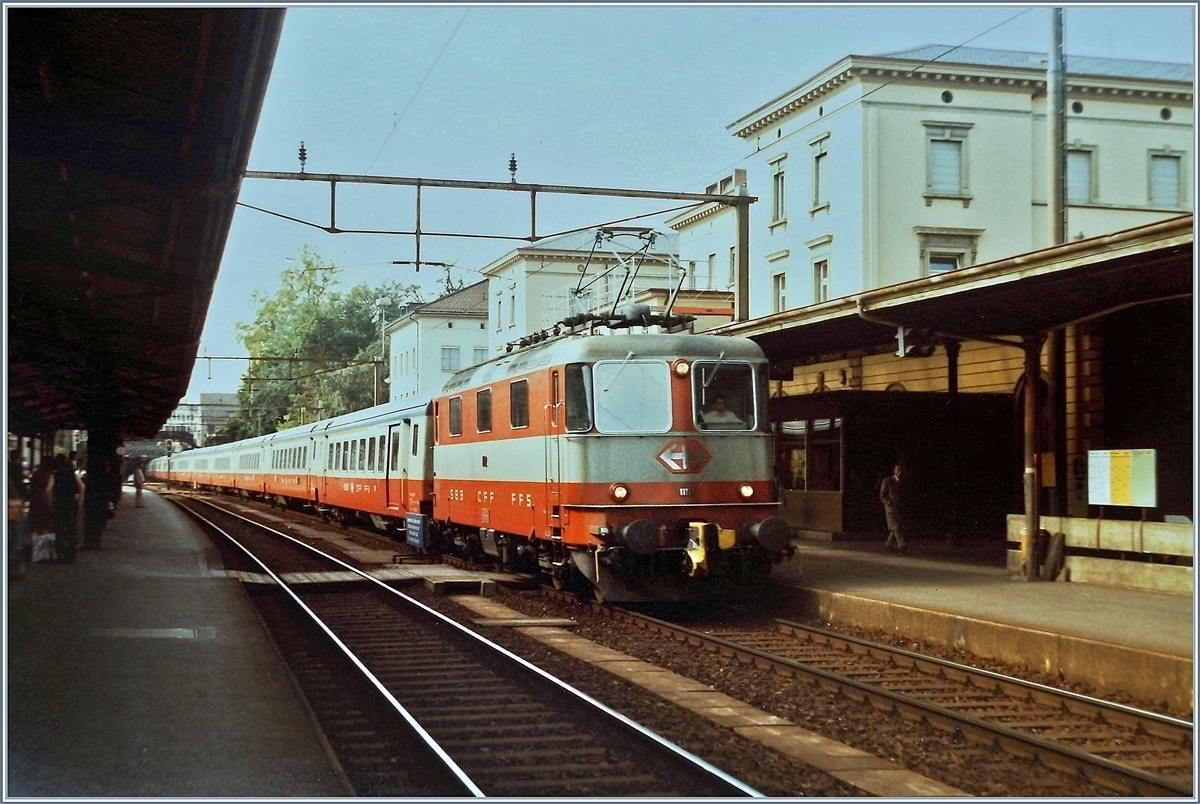 Swiss-Express: Die SBB Re 4/4 II 11113 mit dem IC 121 von Genève nach St. Gallen bei der Durchfahrt in Aarau. Auffällig: die damals bei den Swiss-Express Zügen verwendete automaische Kupplung an der Lok; auch heute noch verkehren die EW III Wagen untereinander mit dieser Kupplung, wobei die Endwagen normale Zug- und Stossvorrichtungen erhalten haben.

30. Sept. 1984 