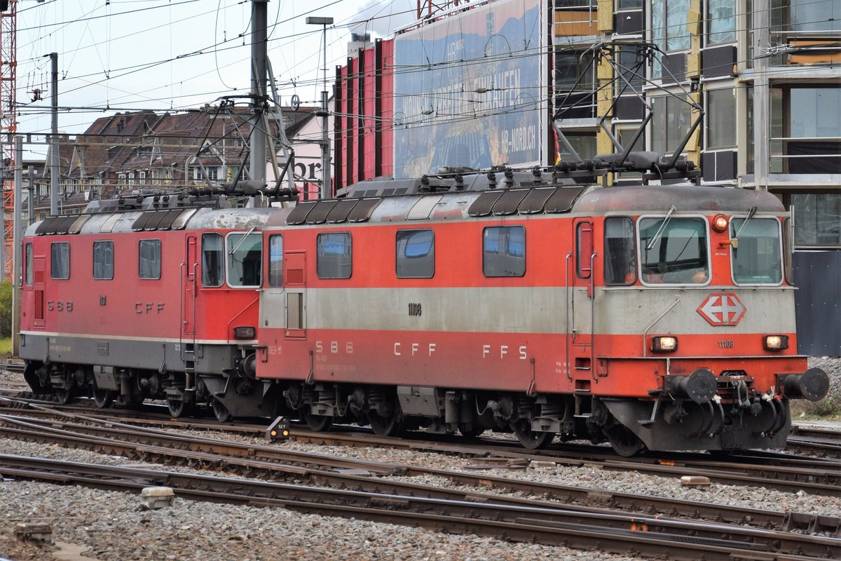 Swiss Express Re 4/4 II 11108 gemeinsam mit der roten Schwesterlok 11131 am 02.01.2019 in Zürich HB auf dem Weg zur Übernahme des Interregio nach Basel SBB.