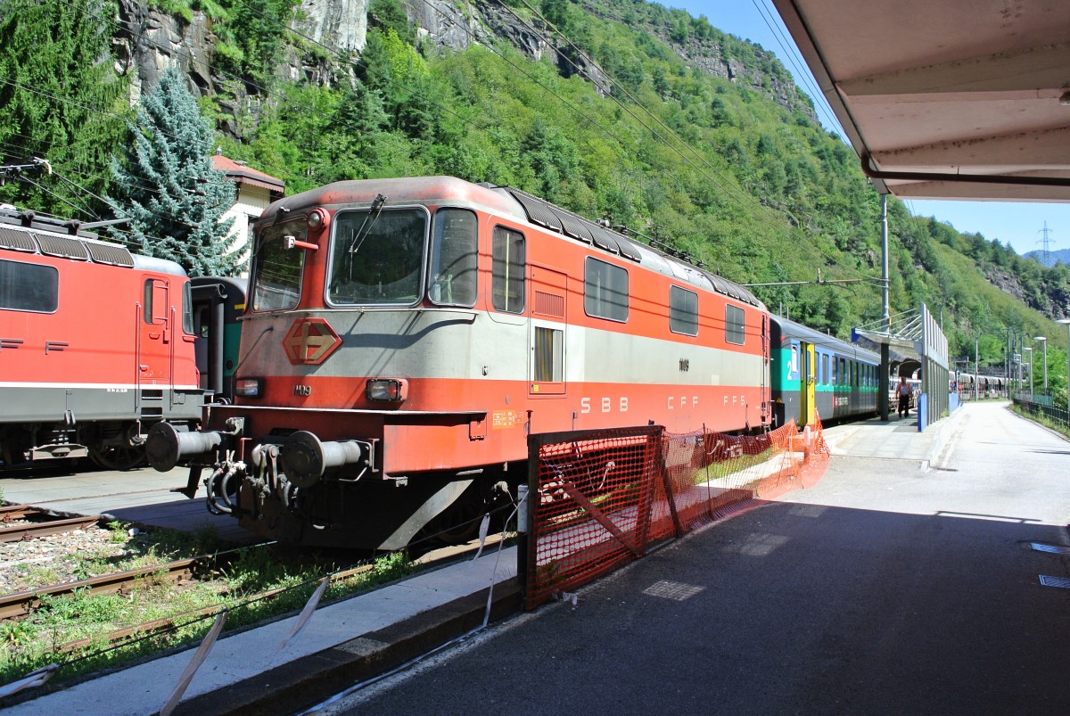 Swiss Express Re 4/4 II 11109 mit einem Autotunnelzug, ATZ 27972, beim Wenden in Iselle. Seit die Begleitwagen (EWII, ex. 1. Kl.) ausrangiert wurden, werden in den Autozgen normale EWII, im New Look, eingesetzt, 21.08.2013.