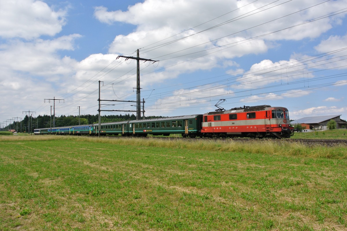 Swiss Express Re 4/4 II 11109 mit dem Reservependel von Olten als Ersatz IR 2023 bei Lyssach, 15.06.2014.