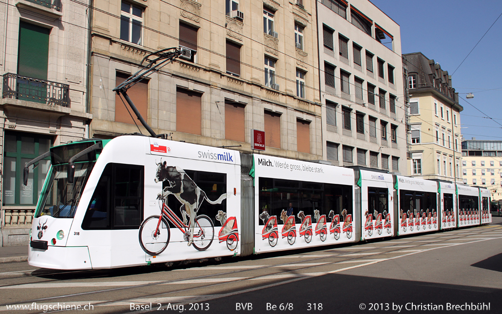 Swiss Milk als Werbetrger zeigt die Kraft die in Schweizer Milch steckt.
Der Be 6/8 Combino 318 der BVB am Bahnhof SBB bei Basel am spteren Nachmittag, am 2. August 2013