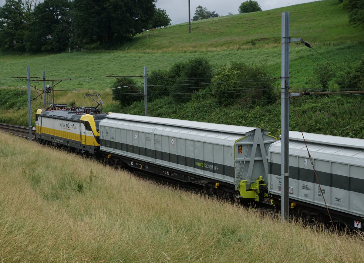 SWISS RAIL TRAFFIC.
Überraschungszug zwischen Wangen an der Aare und Niederbipp mit der Rem 487 001 unterwegs am 12. Juni 2018.
Foto: Walter Ruetsch 