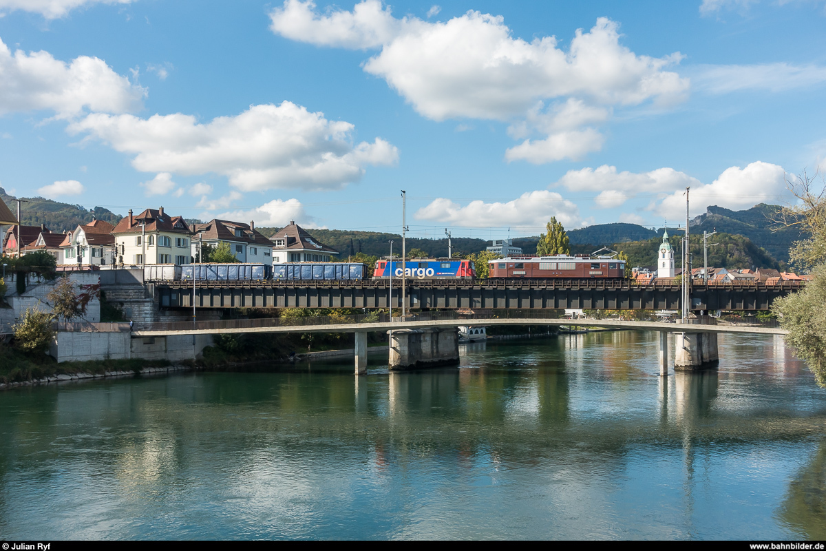 Swisstrain Ae 6/8 208 und IRSI Re 421 393 mit einem Rübenzug von Biel RB nach Frauenfeld am 3. Oktober 2019 auf der Gäubahnbrücke in Olten. Danke an Walter Ruetsch für den Tipp!