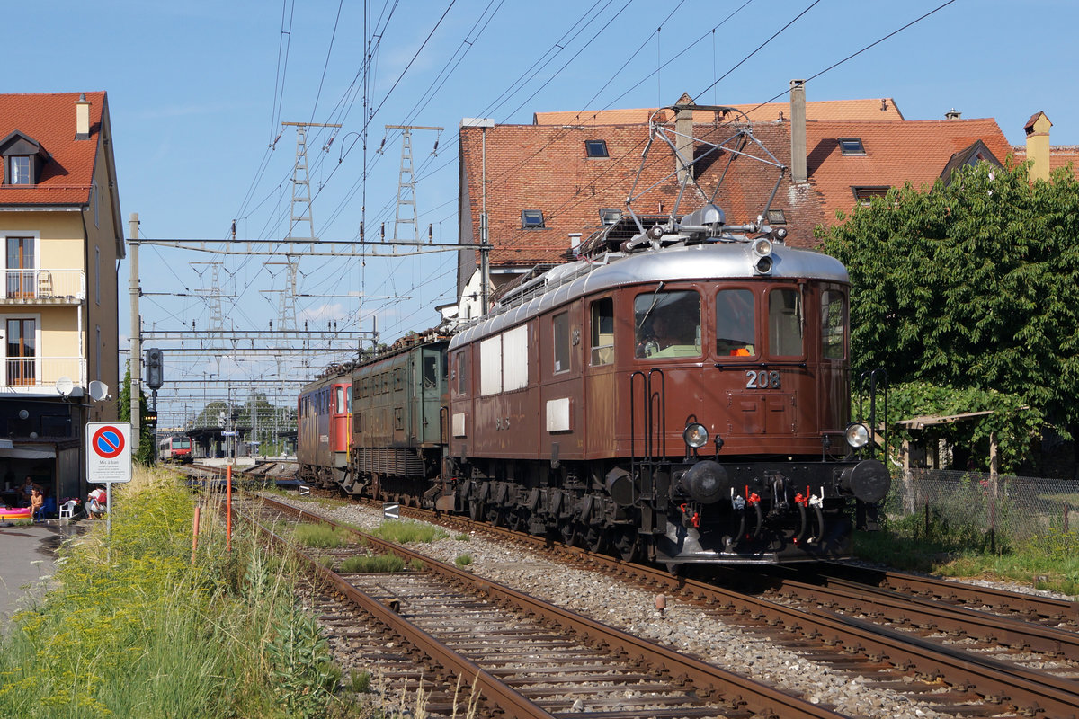 SWISSTRAIN.
Auch im Jahre 2019 bot sich die Gelegenheit, die ehemalige BLS Ae 6/8 2008 zur Tag- und Nachtzeit bei seltenen und gar einmaligen Diensten zu verewigen.
Am herrlichen Sommerabend des 17. Juli 2019 brachte sie die beiden Oldtimer Ae 4/7 11 001 und Ae 610 420-2 von Payerne nach Le Locle.
Foto: Walter Ruetsch