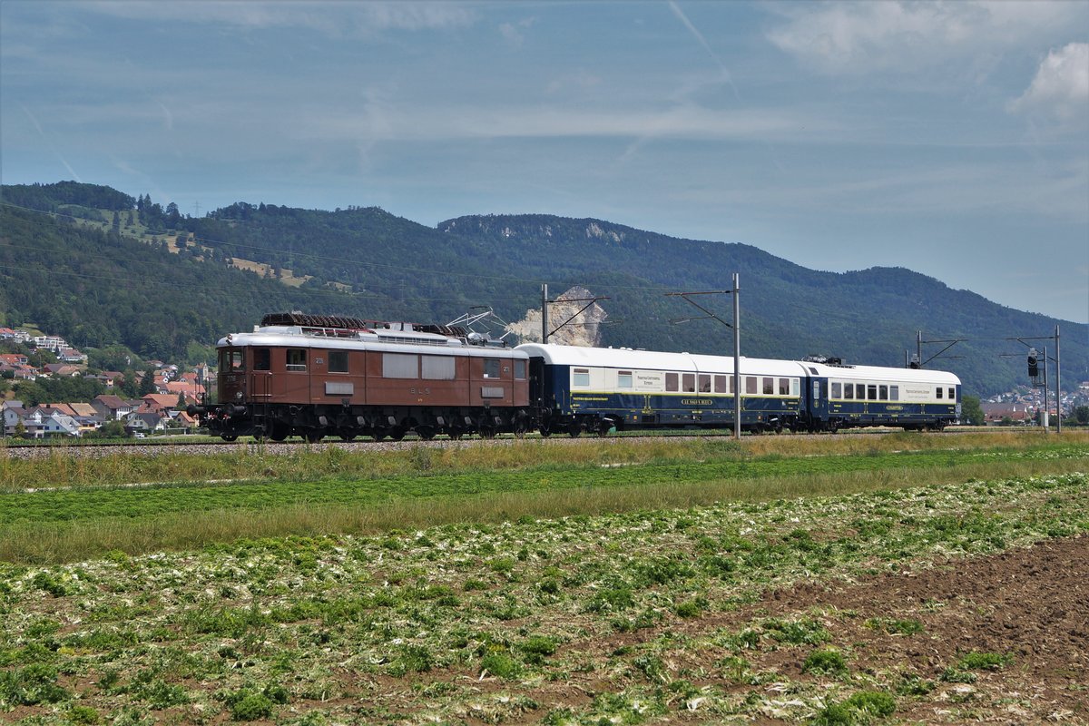 SWISSTRAIN.
Auch im Jahre 2019 bot sich die Gelegenheit, die ehemalige BLS Ae 6/8 2008 zur Tag- und Nachtzeit bei seltenen und gar einmaligen Diensten zu verewigen.
PRESTIGE CONTINENTAL EXPRESS bei Oberbuchsiten unterwegs am 3. Oktober 2019.
Foto: Walter Ruetsch