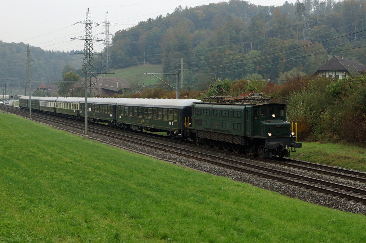 Swisstrain/SBB: Ae 4/7 10997, ehemals SBB, mit einem Sonderzug Basel Badischer Bahnhof-Brig bei Wynigen am 13. Oktober 2016.
Foto: Walter Ruetsch 