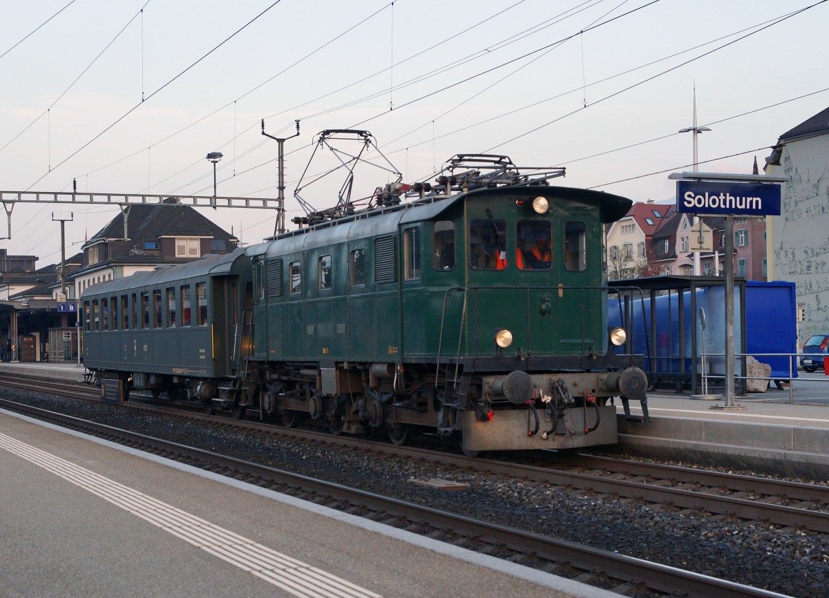 Swisstrain/SMB: Die ehemalige SMB Be 4/4 171 (1944) von Swisstrain auf der Fahrt ab Payerne zum Be 4/4 Treffen in Sulgen. Die Aufnahme entstand in Solothurn-HB am frühen Morgen des 26. September 2015, wo sie in den früheren Jahren noch im Dienste von SMB und EBT jeden Tag vor Regional- und Güterzügen zu sehen war.
Foto: Walter Ruetsch 