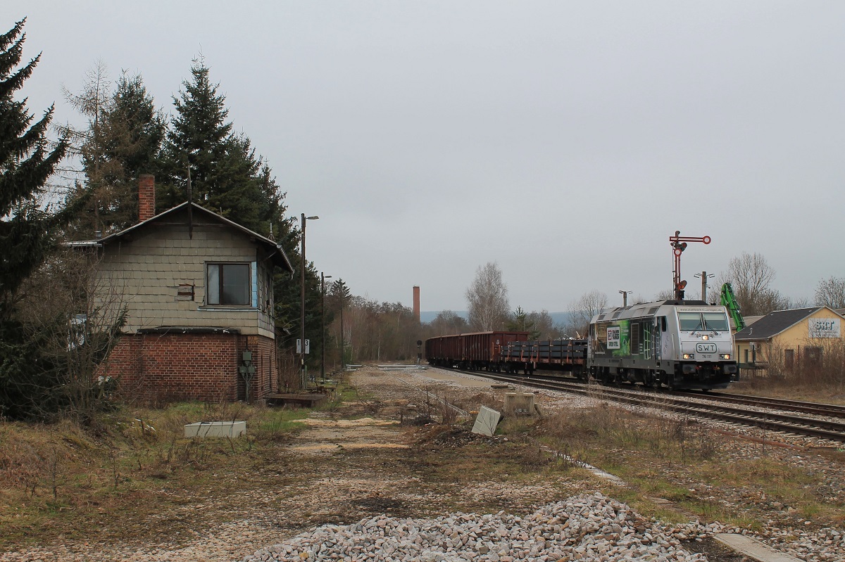SWT 76 111 mit dem täglichen Stahlzug von Könitz nach Cheb (Cz) am 3.3.2023 in der Einfahrt zum oberen Bahnhof von Pößneck. Links zu sehen das weiterhin in Betrieb befindliche Wärterstellwerk  Pw  (Pößneck West).