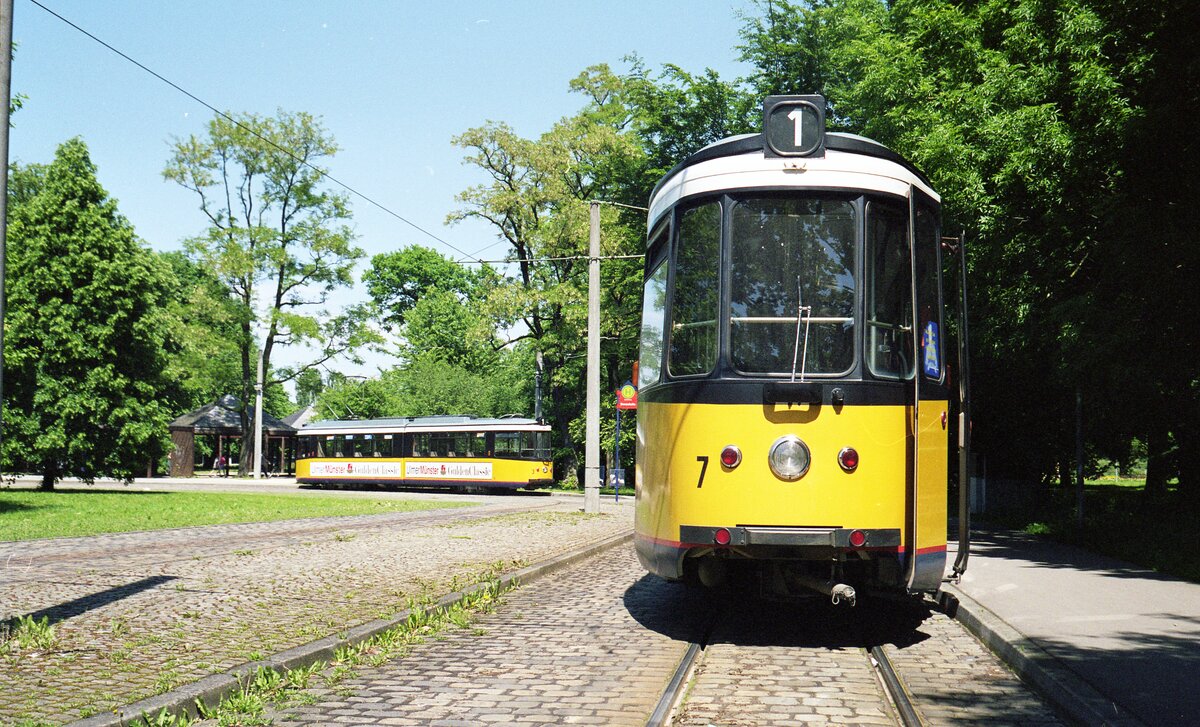 SWU Ulm__GT4 Nr.3 und Nr.7[ME 1963; ex SSB 667; 1987 an SWU] auf Linie 1, Endschleife Donauhalle. Die herrliche Schleifenfahrt früher durch grüne Wiesen ist Vergangenheit.Seit 2003 ist auch der Liniendienst der GT4 Vergangenheit.__05-2000