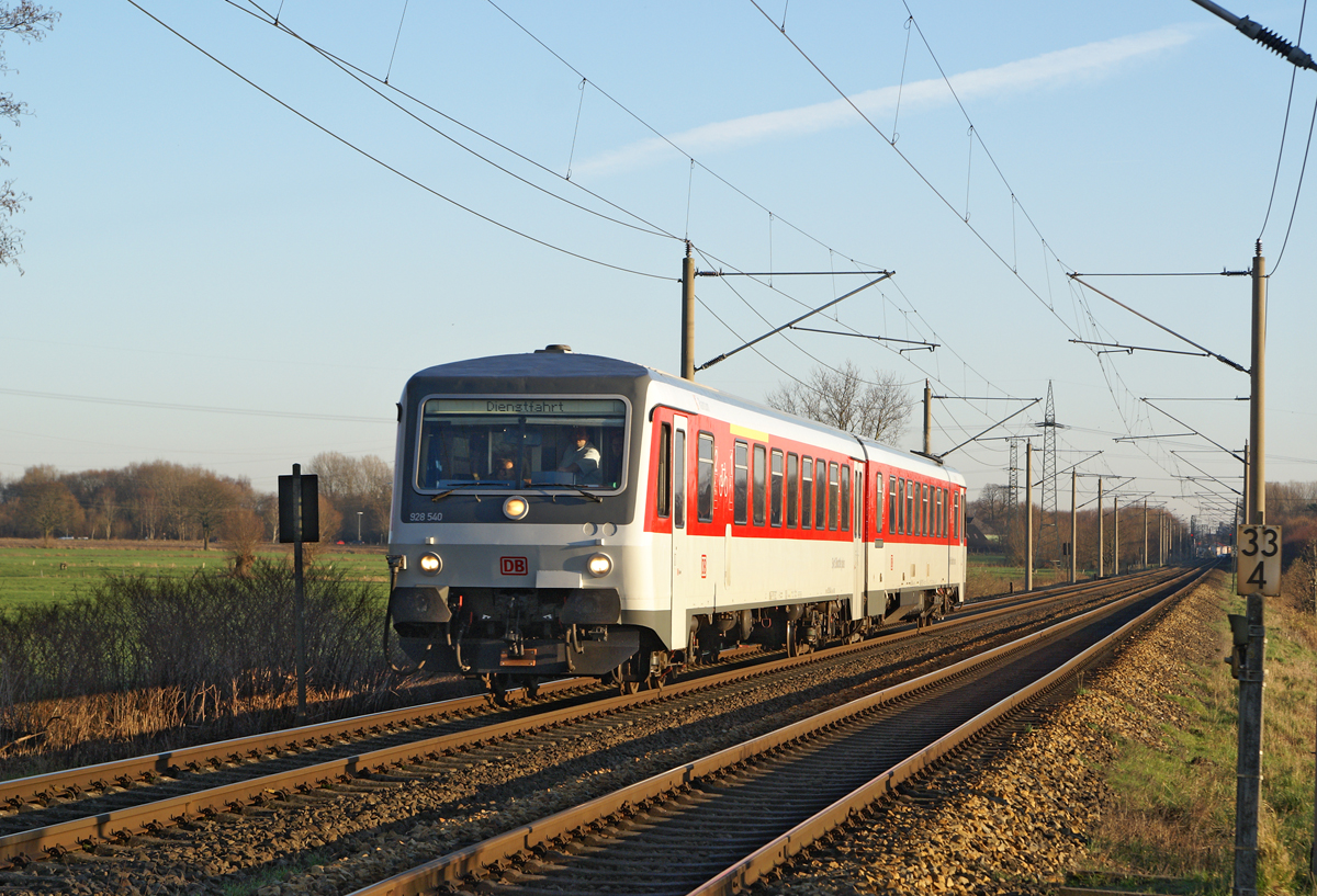 Sylt Shuttle plus nennt sich das am 13.12.2015 gestartete Angebot von DB Fernverkehr auf der Marschbahn. Diese aus einem Triebwagen der Baureihe 628 bestehenden Züge verkehren vornehmlich auf dem nördlichen Teil der Marschbahn, ab Niebüll vereinigt mit den Autozügen des DB Sylt Shuttle. Ein Zugpaar erreicht täglich allerdings auch den Bahnhof Hamburg-Altona: Ankunft 1:00 Uhr, Abfahrt 4:00 Uhr. Eine Aufnahme bei Tageslicht ist somit südlich von Bredstedt im Planbetrieb nicht möglich. Während der Schulungsfahrten in der 50. Kalenderwoche bot sich jedoch die Gelegenheit den Triebwagen auch auf dem südlichen Teil der Marschbahn abzulichten. Das Foto zeigt 628 540 am 8.12.2015 in Bullendorf bei Elmshorn.