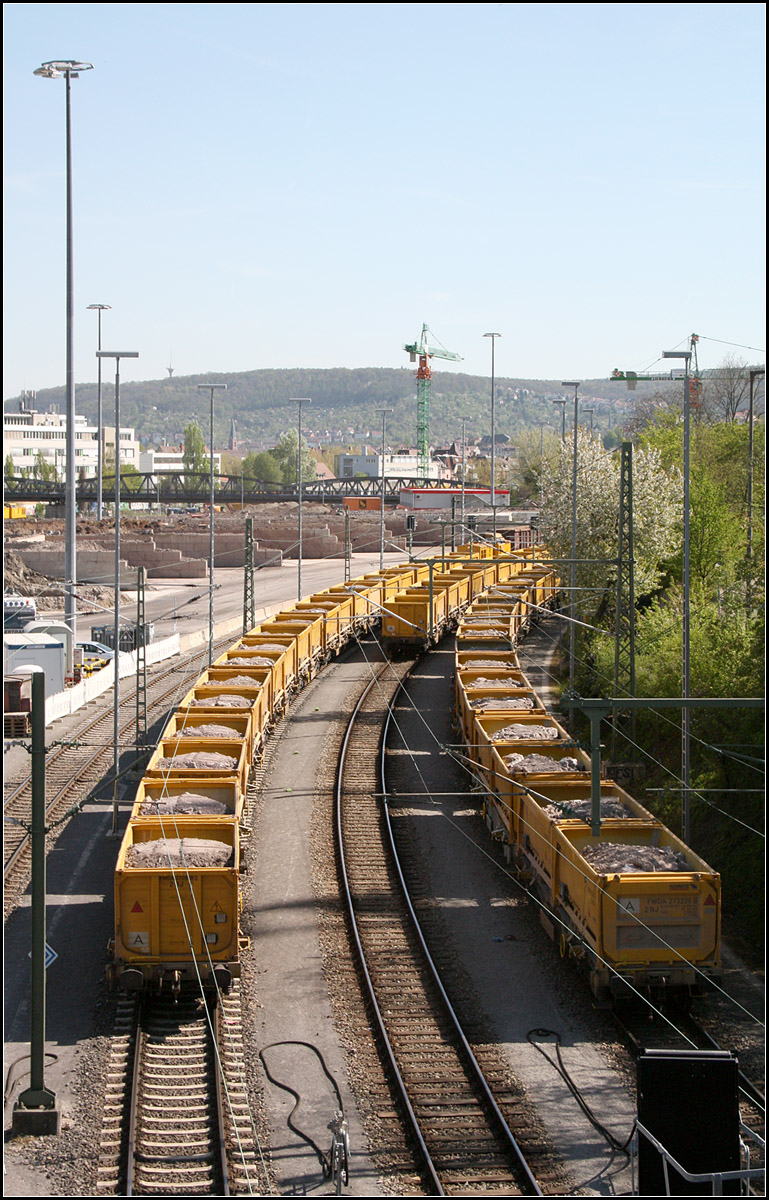 Symmetrie der Waggonaufstellung -

Güterwagen für den Abtransport des Erdaushubes des Projektes Stuttgart 21 am Stuttgarter Nordbahnhof. 

12.04.2017 (M)

