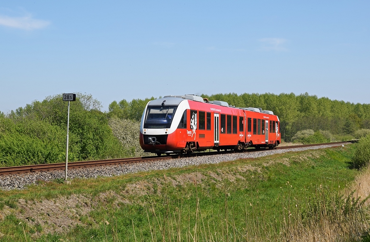 Syntus 39 ist als Stoptrein 31244 am 11.05.17 Oldenzaal - Zutphen bei Goor unterwegs. Der Tf hat vergessen, im Anzeiger das Zugziel zu ändern.