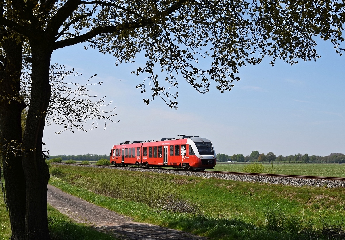 Syntus 39 befindet sich als Stoptrein 31239 am 11.05.17 bei Goor auf der Fahrt von Zutphen nach Oldenzaal.