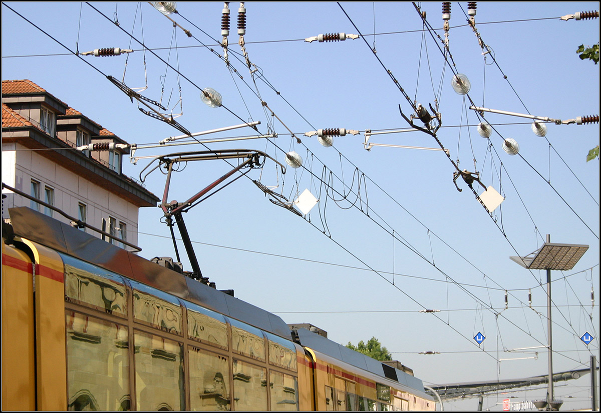 Systemwechsel -

Stadtbahn Heilbronn: Der Zug fährt gerade in den 60m langen stromlosen Abschnitt der Systemwechselstelle ein. Der Bahnkörper ist hier eingezäunt um Störungen zu vermeiden. 

30.08.2005 (M)