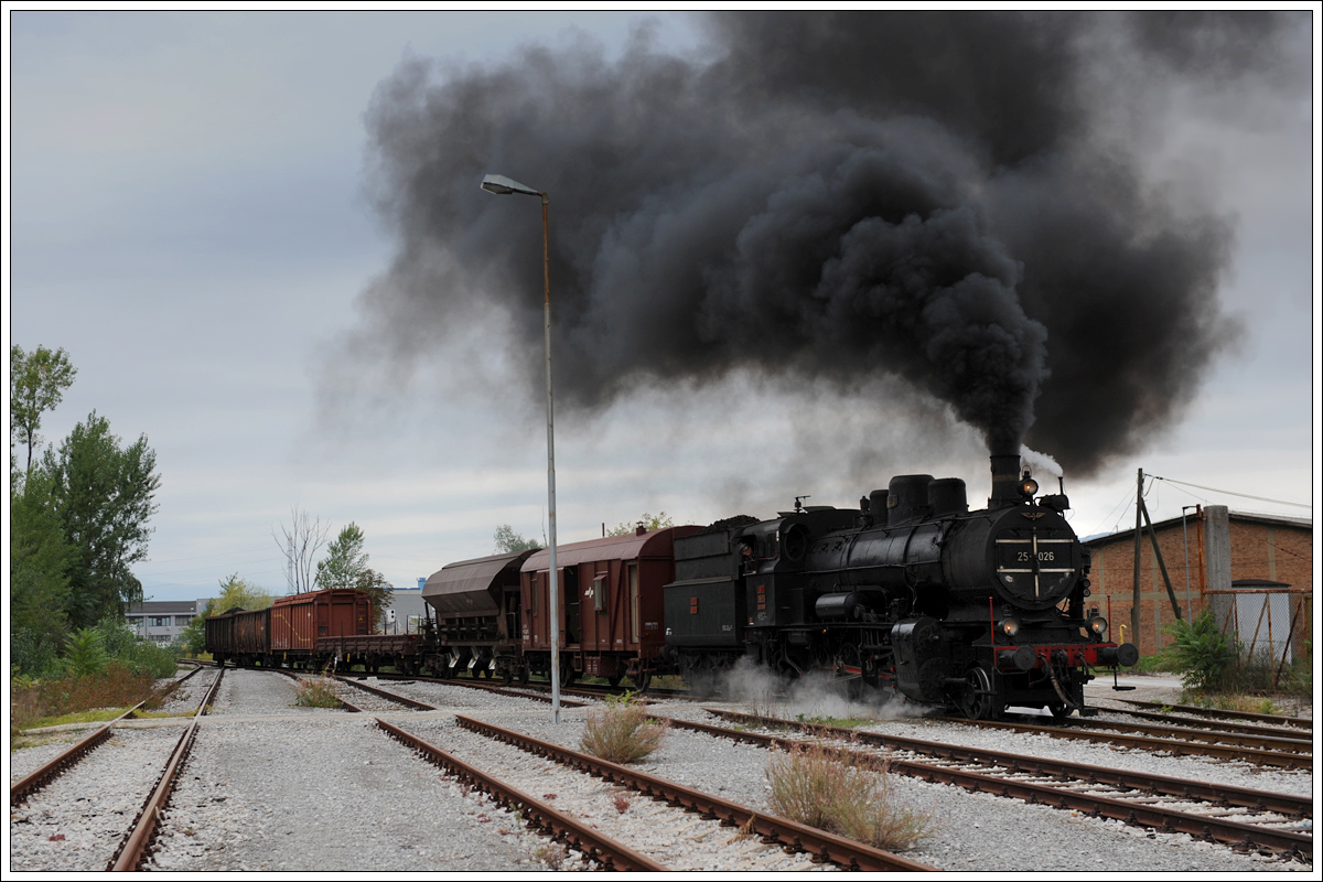 SZ 25-026 bei ihrer Probefahrt im Industriegebiet in Celje am 24.9.2015.