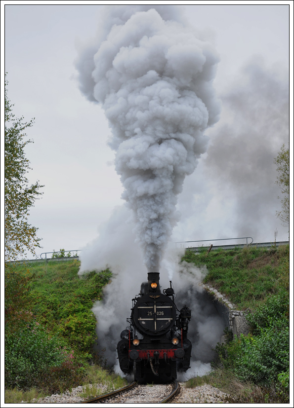 SZ 25-026 bei ihrer Probefahrt im Industriegebiet in Celje am 24.9.2015.