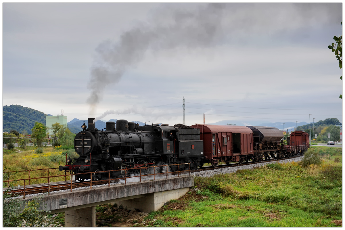 SZ 25-026 bei ihrer Probefahrt im Industriegebiet in Celje am 24.9.2015.