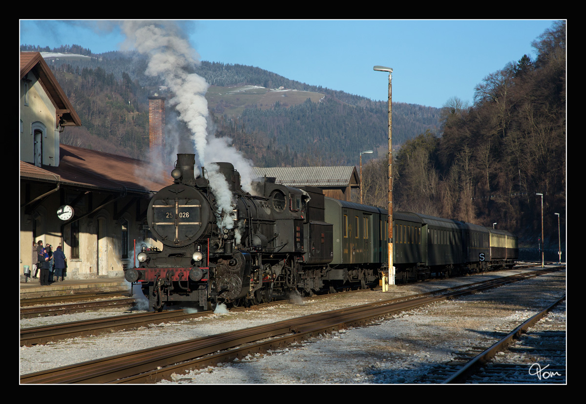 SZ 25-026 fährt mit einem Weihnachtszug von Maribor nach Dravograd, hier zu sehen bei der Ankunft im Bahnhof Dravograd. 
19.12.2017