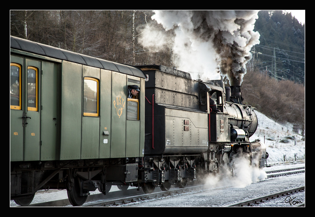 SZ 25-026 fährt mit einem Weihnachtszug von Maribor nach Dravograd, hier zu sehen bei der Ausfahrt im Bahnhof Vuzenica. 
19.12.2017
